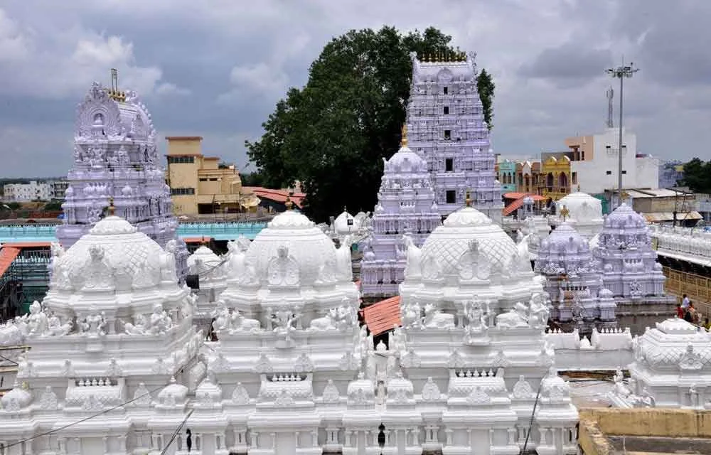The Enigmatic Saga of Vemulawada Raja Rajeshwara Temple and Its Dargah: A Symphony of Devotion and Harmony